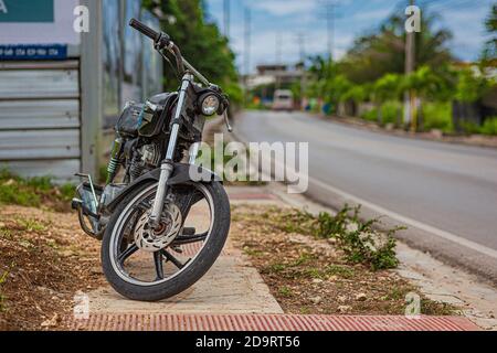 BAYAHIBE, REPÚBLICA DOMINICANA 26 ENERO 2020: Motocicleta de época cerca de la carretera en República Dominicana Foto de stock