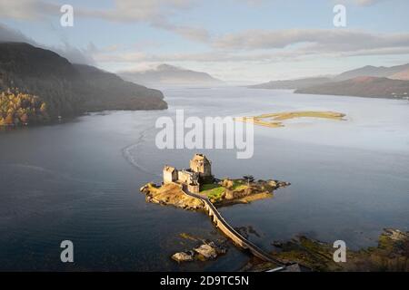 Vista aérea del castillo de Eilean Donan desde arriba al amanecer Foto de stock