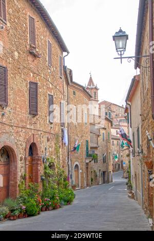 El pueblo de Montisi en Toscana, provincia de Siena, Italia Foto de stock