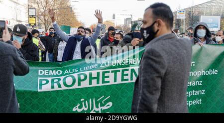 Hamburgo, Alemania. 08 de noviembre de 2020. Los islamistas se manifiestan detrás de una pancarta con la inscripción "de amor por nuestro profeta" contra los insultos contra el profeta islámico Mohamed. Crédito: Markus Scholz/dpa/Alamy Live News Foto de stock