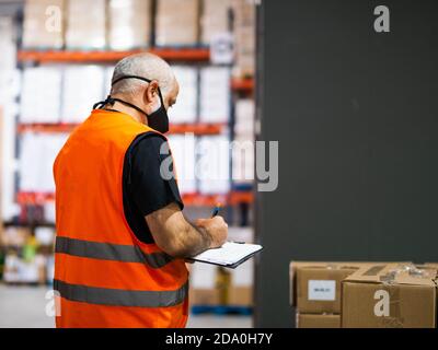 Trabajador Hombre de pie usando el cinturón de apoyo trasero cuerpo  proteger la postura Fotografía de stock - Alamy