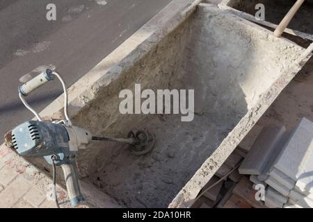 Mortero de cemento en tanques de construcción. Mortero de cemento para  ladrillo Fotografía de stock - Alamy