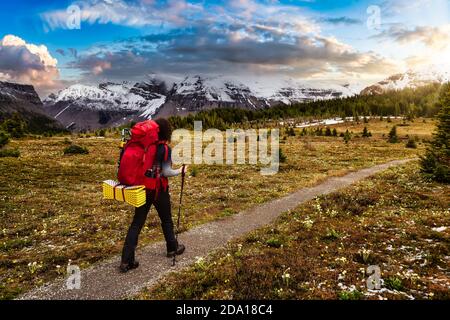 Excursionistas mochileros mujeres en las Rocosas canadienses Foto de stock