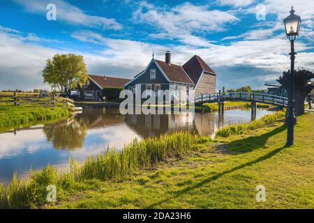 Gran ubicación turística y turística en el famoso pueblo de Zaanse Schans, países Bajos, Europa Foto de stock