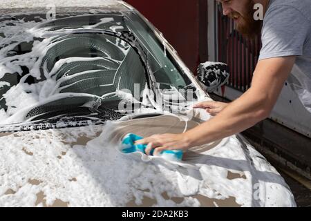 Coche salpicado de espuma de jabón - Tunel Lavado de Coches Stock