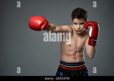 Tiro De Manos Envueltas Con La Cinta Roja Del Boxeo De La Lucha Joven Del  Boxeador Foto de archivo - Imagen de atleta, hombre: 83282338