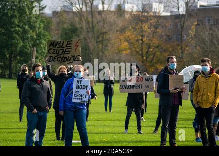 Oxford, Reino Unido - 1 de noviembre de 2020: Protesta pro-elección polaca en los parques universitarios Oxford, mujeres y hombres protestando pacíficamente contra los anti