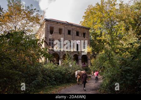 La casa Fuehlingen (Villa Oppenheim) en Neusser Landstrasse en Fuehlingen, casa fantasma, abandonado, vacante, Colonia, Alemania. Das Haus Fuehlingen (V Foto de stock