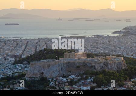 La antigua Acrópolis y el Partenón visto desde la colina de Lycabettus en el centro de Atenas Grecia - Foto: Geopix Foto de stock