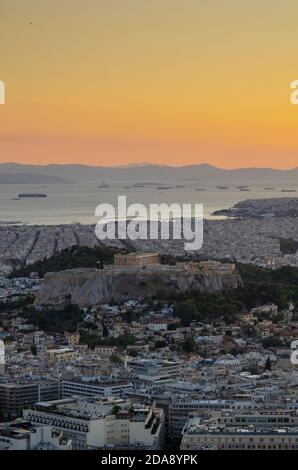 La antigua Acrópolis y el Partenón visto desde la colina de Lycabettus en el centro de Atenas Grecia - Foto: Geopix Foto de stock