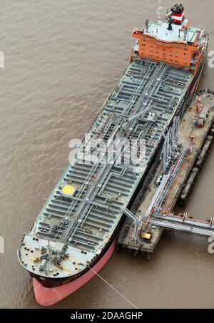 Vista aérea de Torm, un buque tanque de productos químicos petrolíferos atracado en Imingham, Reino Unido Foto de stock