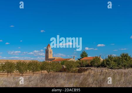 Vista panorámica sobre el pueblo Mahora con la iglesia, la Mancha, España Foto de stock