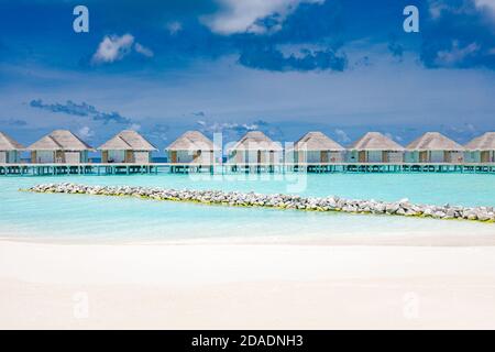 Villas de agua en la isla paraíso tropical, Maldivas. Playa con bastidores y arena blanca. Destino de vacaciones de verano de lujo. Relajante paisaje de playa