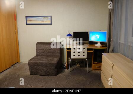 Muebles IKEA, una computadora con un protector de pantalla de Windows y una imagen en la pared de la sala de estar - Moscú, Rusia, 12 10 2019 Foto de stock