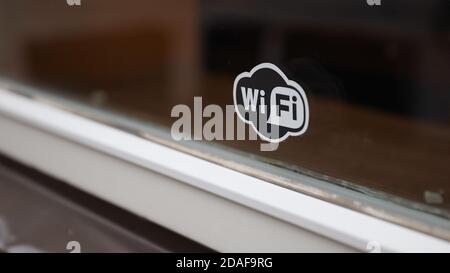 Pequeña pegatina Wi-Fi en blanco y negro en la ventana Foto de stock