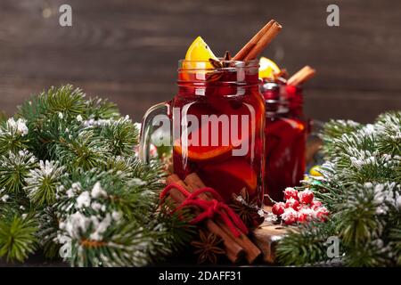 Vino de Navidad con especias y cítricos y árbol de Navidad Foto de stock