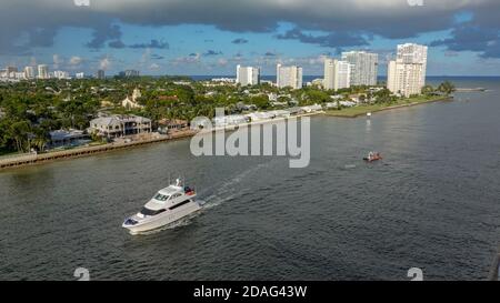 Ft. Lauderdale, FL/USA-10/31/19: La vista desde un barco de cruceros de Port Everglades, en Ft. Lauderdale, Florida del canal al océano con un lux