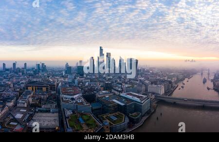 Impresionante vista aérea del amanecer en la ciudad de Londres
