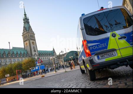 Hamburgo, Alemania. 08 de noviembre de 2020. Un coche de la patrulla de policía se acerca al Ayuntamiento de Hamburgo y al Rathausmarkt. Crédito: Jonas Walzberg/dpa/Alamy Live News Foto de stock