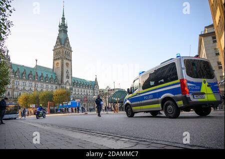 Hamburgo, Alemania. 08 de noviembre de 2020. Un coche de la policía conduce por Mönckebergstraße hacia el Ayuntamiento de Hamburgo y el Rathausmarkt. Crédito: Jonas Walzberg/dpa/Alamy Live News Foto de stock