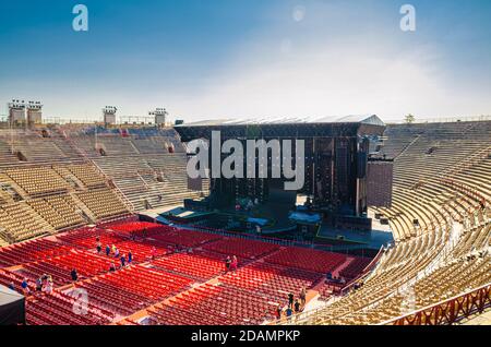Verona, Italia, 12 de septiembre de 2019: El interior de la Arena de Verona vista con puestos de piedra y escenario. Anfiteatro romano Arena di Verona edificio antiguo, cielo azul, centro histórico de la ciudad de Verona