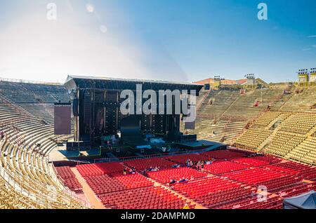 Verona, Italia, 12 de septiembre de 2019: Verona Arena interior vista con puestos de piedra y escenario. Anfiteatro romano Arena di Verona edificio antiguo, cielo azul, región del Véneto