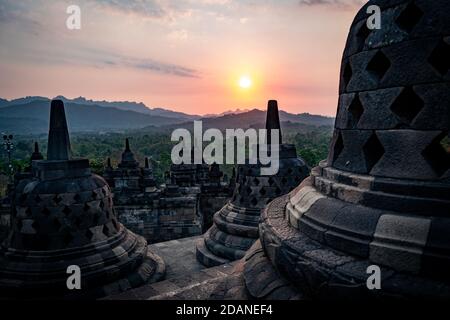 Puesta de sol en el templo Borobudur en indonesia