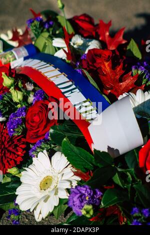Reims Francia 11 de noviembre de 2020 cierre de la corona de flores en la ceremonia de conmemoración del Armisticio durante la epidemia de coronavirus y el cierre Foto de stock