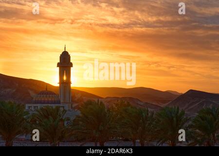 Mezquita con palmeras al atardecer en Malikia Resort Abu Dabbab, Hilton Nubian Resort, al Qusair, Marsa Alam, Egipto