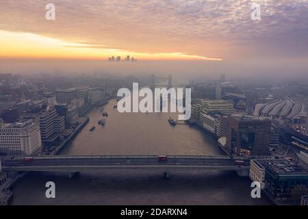 Horizonte de la ciudad de Londres, mañana amanecer vista panorámica aérea, Reino Unido