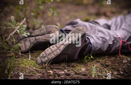 El Hombre Muerto Cuerpo Que Yac A En El Suelo En La Escena Del Crimen Fotograf A De Stock Alamy