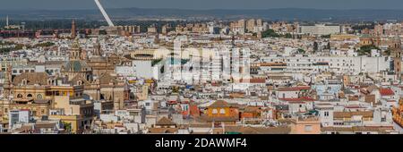 Vista aérea panorámica de la ciudad de Sevilla desde lo alto de la Catedral de Santa María de la Sede, Catedral de Sevilla, Andalucía, España