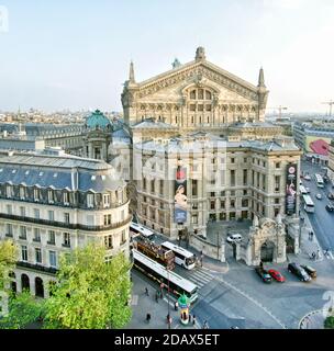 Foto del edificio de la Ópera Garnier. Vista desde las Galerías Lafayette. París, Francia. El Palais Garnier (Palacio Garnier) u Opera Garnier, tiene 1,979 asientos Foto de stock