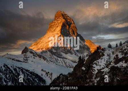 Vista panorámica del amanecer de Matterhorn, una de las montañas suizas más famosas e icónicas, Zermatt, Valais, Suiza