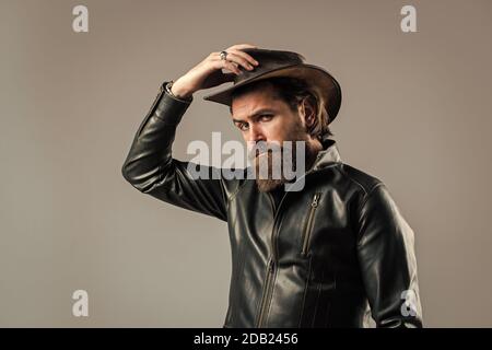 Fotos de Estilo vaquero. hombre de moda vestido con chaqueta de