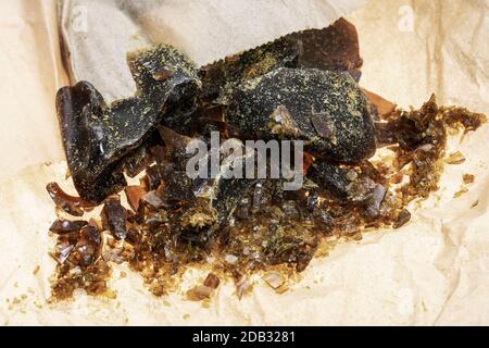 cera de fragmentos de marihuana medicinal concentrado de aceite de cannabis procesado closeup en california Foto de stock