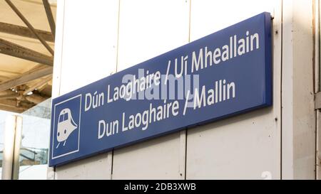 Señal en la estación de tren local en Dun Laoghaire en el condado de Dublín, Irlanda