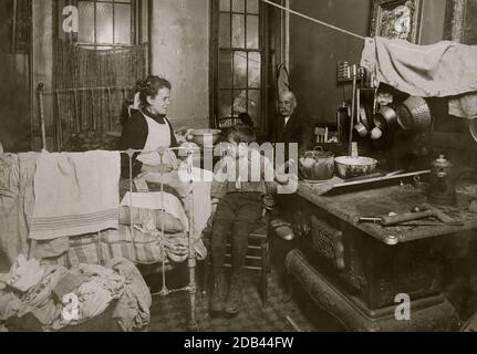 Jimmie Chinquanana, 11 Hamilton Street, Nueva York. En la oscura habitación interior de su casa, en la parte trasera de su tienda. Es el noveno hijo, seis de los cuales están muertos. El padre abusó de la esposa; bebidas. Niño por debajo del grado; es malo a veces. Foto de stock