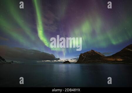Northern Lights - Aurora Borealis llenar cielo de playa Vik, Vestvågøy, Islas Lofoten, Noruega