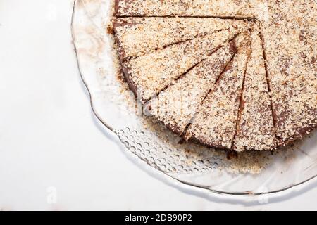 Parte de un pastel marrón salpicado de chocolate marrón claro. La torta se  corta en 5 pedazos. Capas planas Fotografía de stock - Alamy