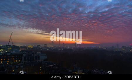 Vista al amanecer de la ciudad de Londres desde el hotel Park Lane Fourseasons