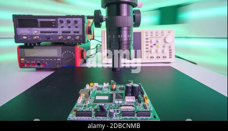 Control automatizado de placas de circuitos impresos. Control de montaje en chip. Foto de stock