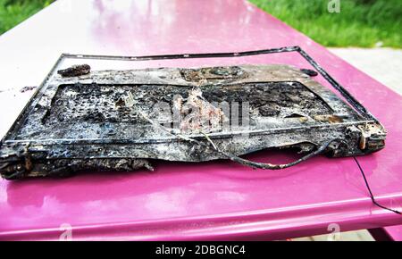 Ordenador portátil derretido quemado fuego fallo eléctrico Fotografía de  stock - Alamy