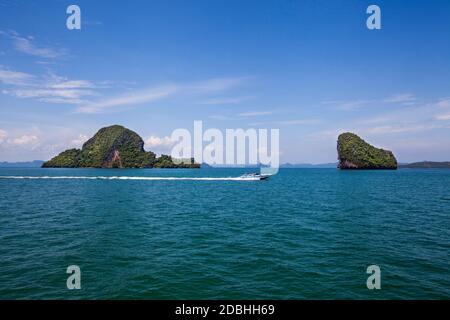 Vista desde el mar y el barco rápido en Tawaen Beach, Koh Larn Isla, Pattaya, Tailandia Foto de stock