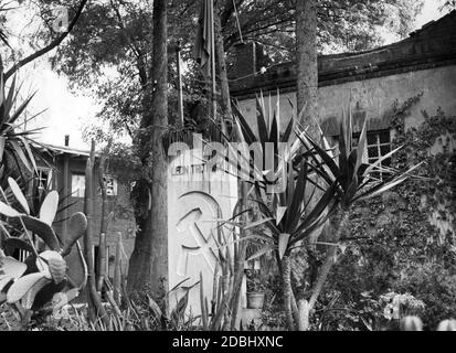 Frente a la casa donde Trotsky fue asesinado en la Ciudad de México, los seguidores erigieron una placa sobre su tumba (foto sin fecha) Foto de stock