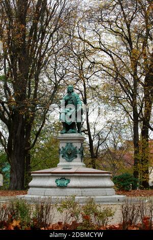 Das Jakob-Böhme-Denkmal im Park des Friedens erinnert an den Schuster und Theosophen, der in Görlitz wirkte. Görlitz kurbelt Böhme-Forschung an. Todos Foto de stock