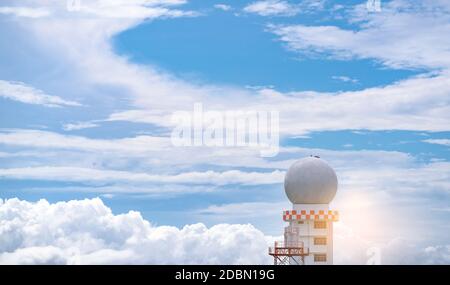 Observaciones meteorológicas radar cúpula estación contra el cielo azul y nubes blancas esponjosas. Estación de observaciones meteorológicas aeronáuticas uso de la torre para la seguridad Foto de stock