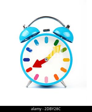 Primer plano un reloj despertador retro azul con dos campanas de metal aisladas sobre fondo blanco, ángulo bajo vista frontal