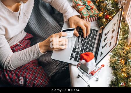 hombre cliente llevando pijama compras en línea utilizando tarjeta de  crédito haciendo la compra en tienda de internet en la oficina en casa.  Caja de regalo de Navidad, rebajas de año Nuevo, xma Fotografía de stock -  Alamy