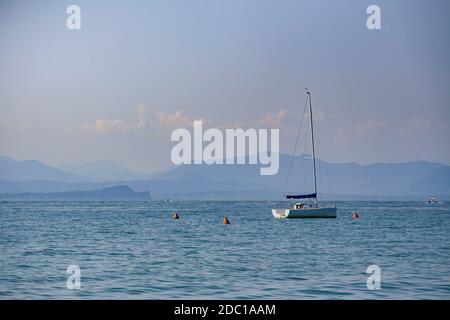 Panorama del Lago de Garda en Lazise en Italia durante el verano Foto de stock